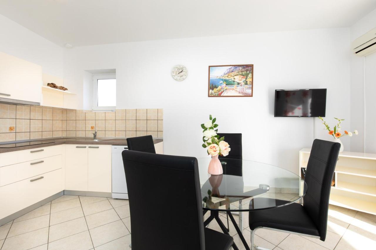 Apartments With Pool Ivana Krk Krk Town Exterior foto